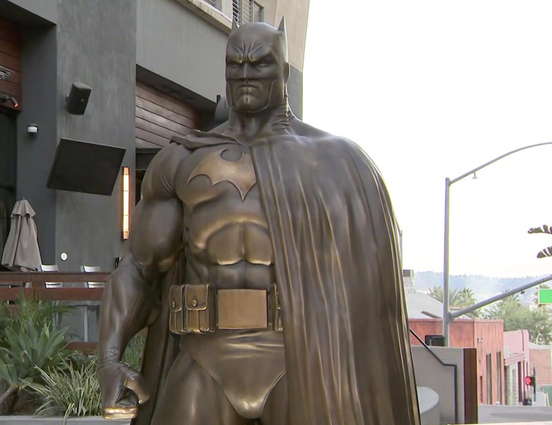 bronze batman statue-01